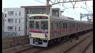 八幡山駅で京王線の下り急行7000系が各駅停車7000系を追い越す通過待ちとホームをダッシュして戻ってくる運転士さん