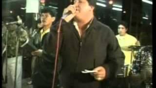 Carlos palomino,y el grupo kdencia de  lucho paredes cantando:perdoname, ramo de rosas