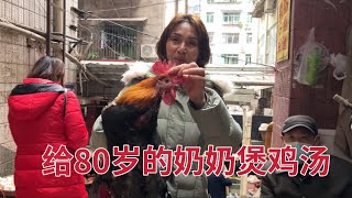 80歲的奶奶動完手術，婆婆帶兒媳買土雞燉湯，看到奶奶躺在病床上，真讓人心疼【婷妹要努力】