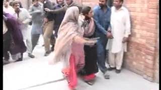 Dunya News | Gujranwala Two families fight out side session court