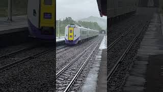 雨の占冠駅を通過するキハ261系特急おおぞら1号［@JR北海道石勝線］ #JR北海道 #石勝線 #キハ261系 #特急おおぞら