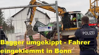 Bagger umgekippt - Fahrer eingeklemmt - Werkfeuerwehr im Einsatz in Bonn-Ippendorf am 11.02.23