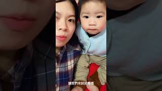 前陣子看到很多媽媽躺在寶寶腿上vs爸爸躺在寶寶腿上的搞笑對比我也來試試看😍