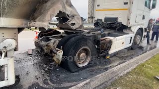 Lajme/ Autoboti në flakë, incidenti në autostradën Levan-Vlorë ( Pamje pa koment )