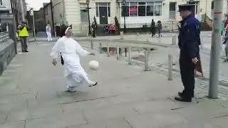 Una monja y un policía se lucen mostrando su habilidad con el balón