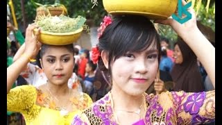 Tradisi Perayaan Perang Ketupat Seru di Pura Lingsar