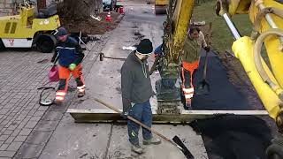 Asphaltdecke mit dem Bagger einbauen