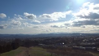 福島盆地の斜面を見渡せる藤田駅～貝田駅間を走行する東北本線下り719系の車窓