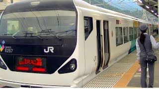 【大月駅】特急かいじ120号（E257系　女性車掌　発車シーン）