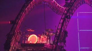 Mötley Crüe ~ Tommy Lee "flying" ~ The Final Tour
