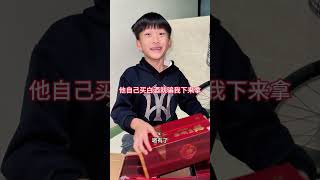 坑爹的娃 这孩子真是坑爹，拿我一箱白酒去给他舅舅才换回来50！ 小孩子的快乐时光 开盲盒 坑爹的娃 坑爹之王原谅我不厚道的笑了