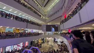 Cheung Ka Long won the gold medal in a mall in Kwun Tong APM filled with supporters. #HongKong