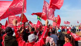 Manifestantes do MTST queimam pneus na Radial Leste