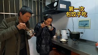 夫妻俩骑摩托冬季穷游云南，遇到下雨住在民宿包饺子，味道好极了