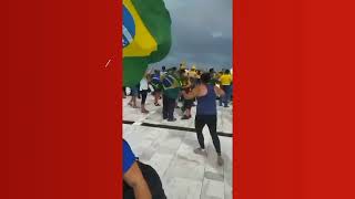 Vândalos #bolsonaristas radicais invadem #Congresso e estendem faixa em #Brasília