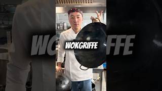 Wie hält man einen Wok richtig?