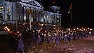 Preußischer Zapfenstreichmarsch vor dem Reichstag: Wachbataillon BMVg/Musikkorps der Bundeswehr