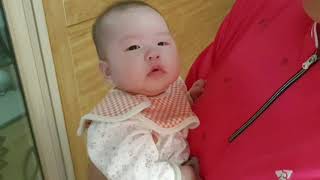 (3개월) 놀다가 할머니 품에서 잠드는 아기 Baby Da-in falling asleep in grandma's arms