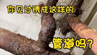 1个暖气管道漏水，小张用了2天才修完。来看看什么情况？