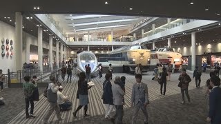 京都鉄道博物館がオープン 国内最大級 ５３両を展示