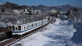 雪景色の中を往く東武8000系8579F