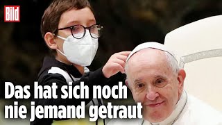 Mitten in der Ansprache: 10-Jähriger geht dem Papst an die Kappe