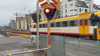 Järnvägsövergång i Växjö med Krösatåg - Swedish level crossing