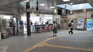 京王本線と井の頭線が接続する明大前駅の改札口の風景