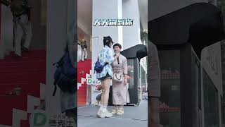 “姐姐粉”太热情了！妹子街头演唱时代经典《过火》，女生版也那么好听  演唱@🐱萌小猫🎤 #过火 #张信哲 #路人视角 #真人真唱 #经典老歌