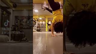 Treino de parada de mão - Ellen Lua Branca Capoeira