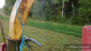 Chopping second crop. Toisen sadon rehuntekoa.