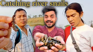 @MonuBikomiya. Catching river snails with friends | Got big snails