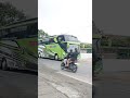 Hari Minggu tak berselang bus hilir.plg belakang bus  tua pelan pelan saja