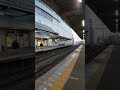 2023年1月19日 近鉄学園前駅 1番のりばから発車した電車と2番のりばを通過した電車