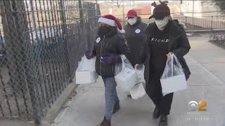 Citymeals volunteers deliver dinners to homebound New Yorkers on Christmas