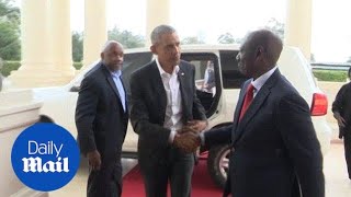 Barack Obama arrives in Nairobi to meet with the Kenyan president