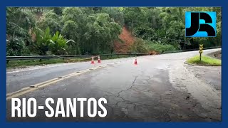 Repórter percorre trecho da estrada Rio-Santos até local de interdição