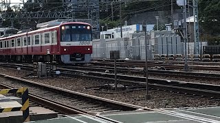 京急線67SH快特高砂行き1000形032が、金沢文庫駅へと走行！27普通品川行き1000形601と1000形331、75A「北海道ホタテ号」回送2100形33が、車庫車止めに停車中！