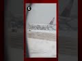 evacúan con toboganes a pasajeros de un avión varado en la nieve