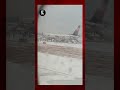 evacúan con toboganes a pasajeros de un avión varado en la nieve