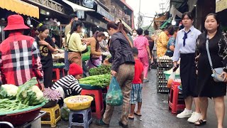 Food stalls, coffee shops, rice shops, mobile stalls selling fried noodles, street food,Cambodia