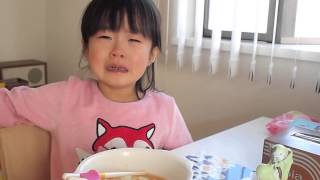 270_3歳5ヶ月子供 『食べないから親が叱り、泣きながら食べる娘』3 years old