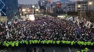 [현장직캠] 경찰은 물러가라!!! 위대한 촛불시민들#윤석열체포#한남대첩#구속