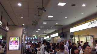 6月18日 地震発生後の尾張一宮駅の様子 JRが運転見合わせのため名鉄による振替輸送の列。