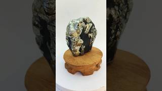 龍紋石|Dragon Bone Stone|拋光成品創作|擺件|自選原石創作|瓦魯斯溪角金|龍紋石窟塵封記憶（旋轉檯展示版）