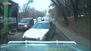 Car queue jumper gone wrong | IdiotsInCars