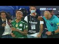 jugador finge falta por contacto del arbitro