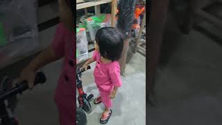 Senangny dedek beli sepeda...