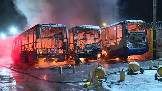 Ochos buses del SITP quedaron destruidos por incendio en parqueadero de Bosa