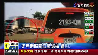 無照騎車遭撞飛騎士命危.乘客骨折